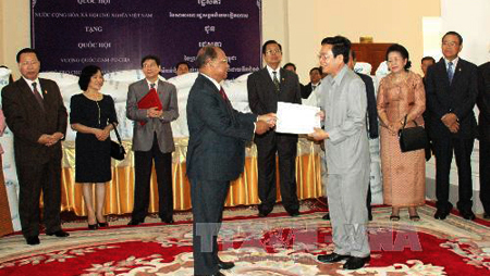 Felicitaciones de Vietnam para Camboya en su Día nacional